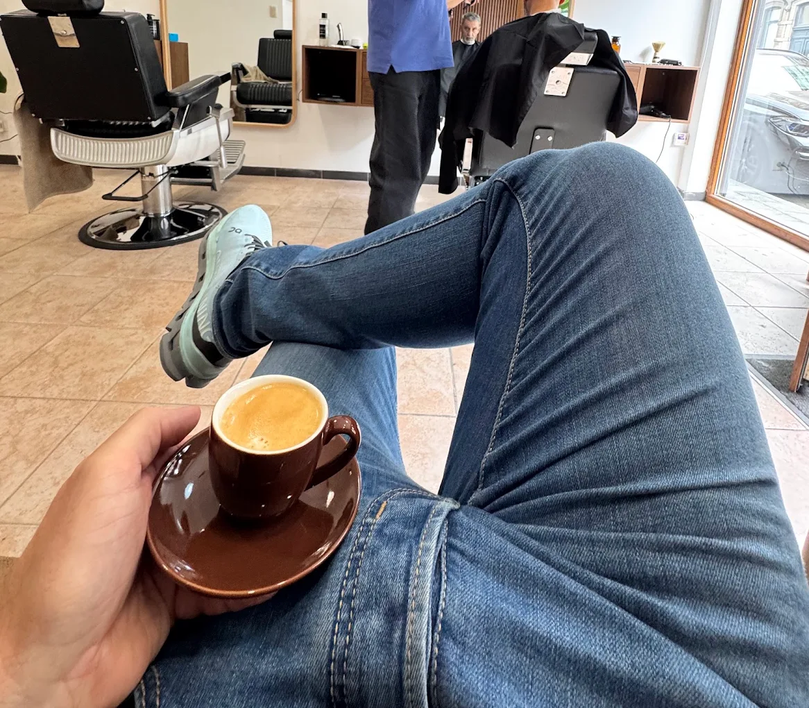 Café offert pendant l'attente — ambiance The Barber Studio