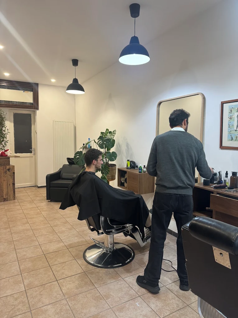 Barbier en train de réaliser une coupe