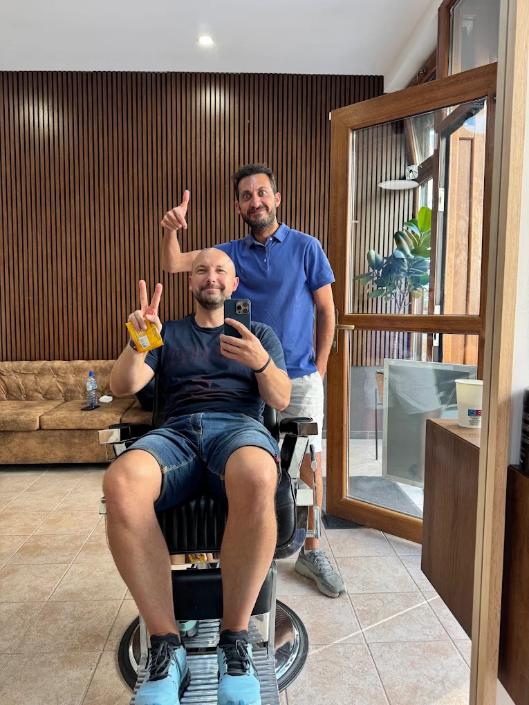 Client satisfait avec son barbier